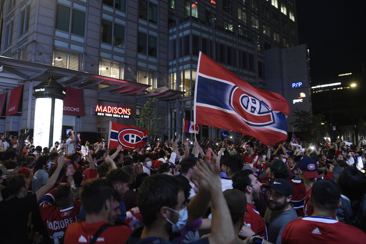 Senators and their fans celebrate outdoor victory over Canadiens