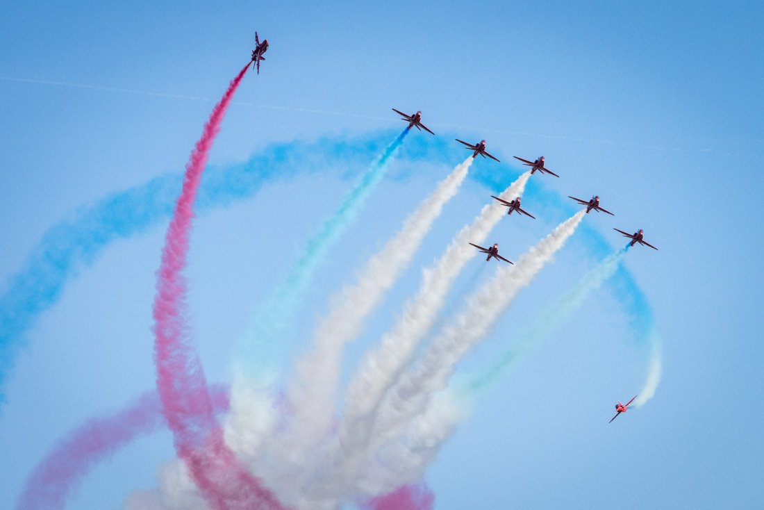 Look up today at 5:30 p.m., Montreal! The UK Red Arrows are flying over the St. Lawrence River